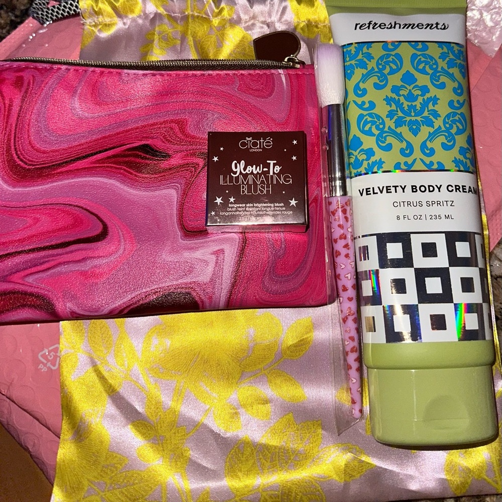 Ipsy bundle- blush brush lotion and bags!